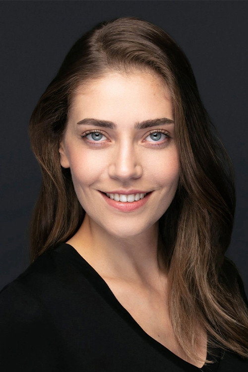 Öznur Serçeler as Leyla Aydın in Daydreamer