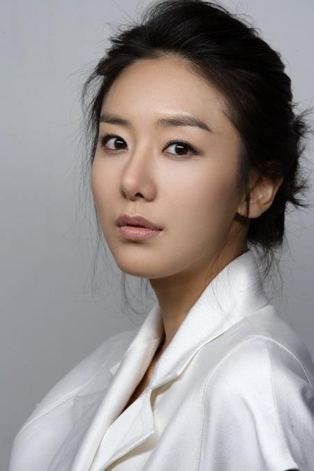윤정희 as Kang Shin-Young in Smile, Mom