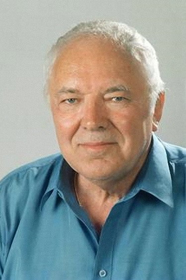 Láng József as Max Devil (voice) in Ördög vigye