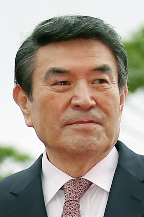 남궁원 as Dong-su in A Sister's Garden