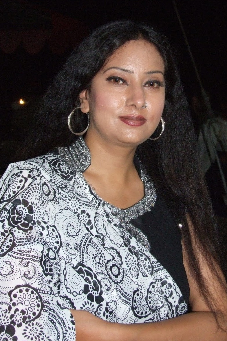 Shagufta Qureshi as Tina in Main Julian England