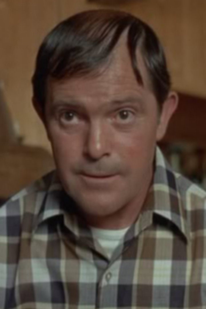 Guy Saint-Jean as The cafe owner in Traitement de choc