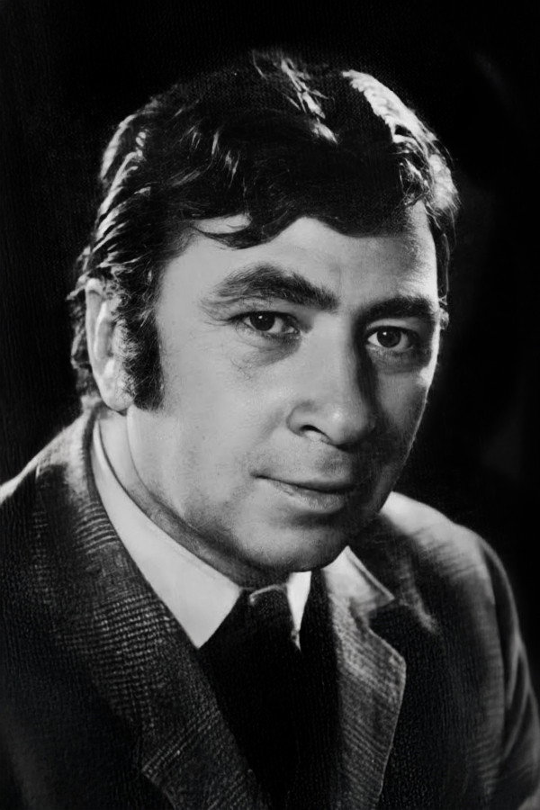 Tekin Akmansoy as Ali Rıza Akçakayalı in From the Village to the City