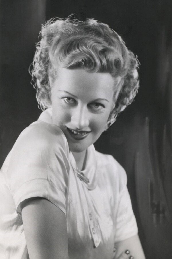 Polly Ward as Rosie in Thank Evans