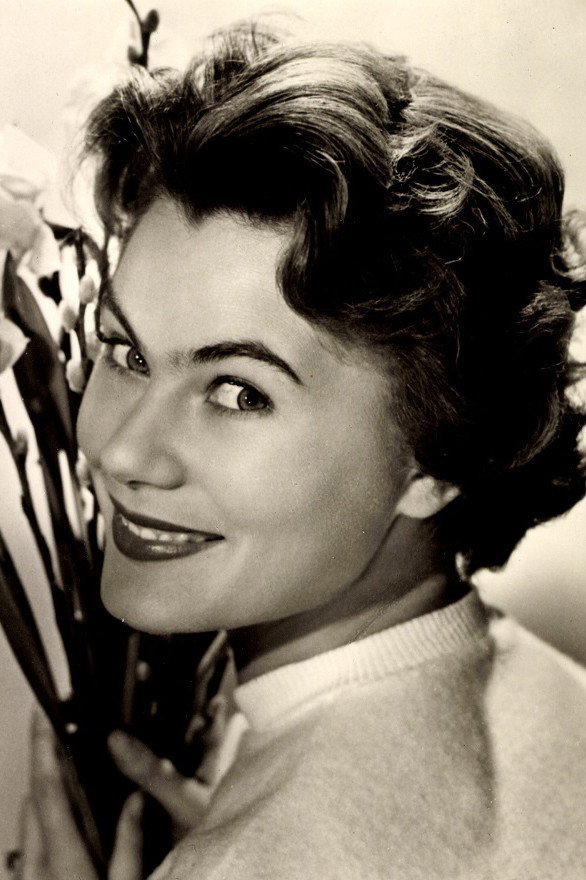 Eva Probst as Christel in Der Vogelhändler