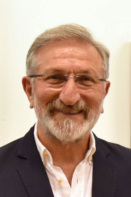 Gafur Uzuner as Selim Sırdaş in Piyangocu Kız