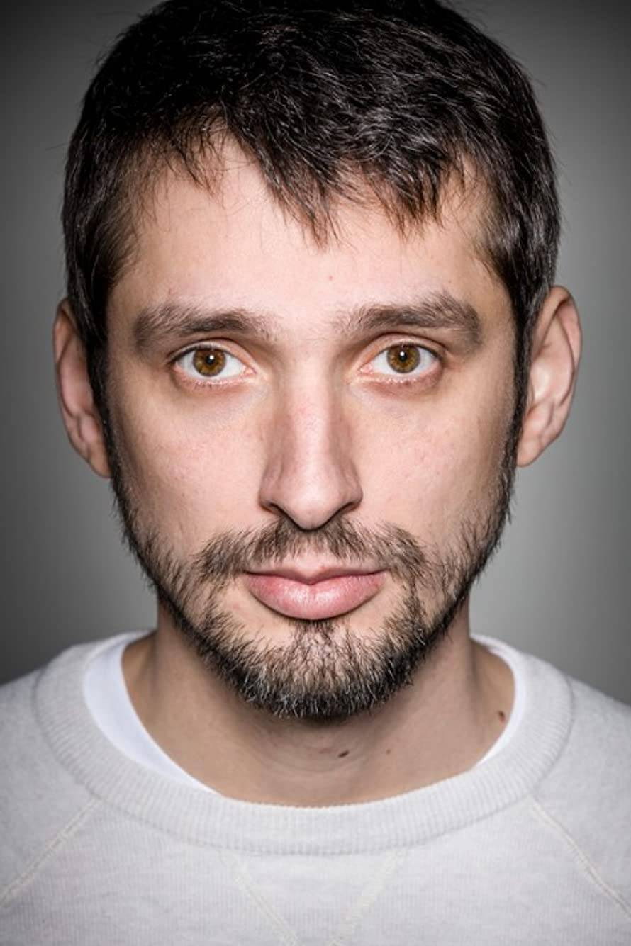 Mircea Postelnicu as Vali, le père in Drum bun tăticule