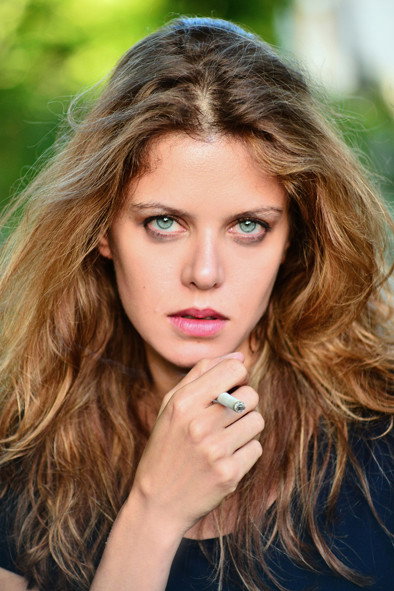 Emilia Verginelli as Mavi in Diary of Love