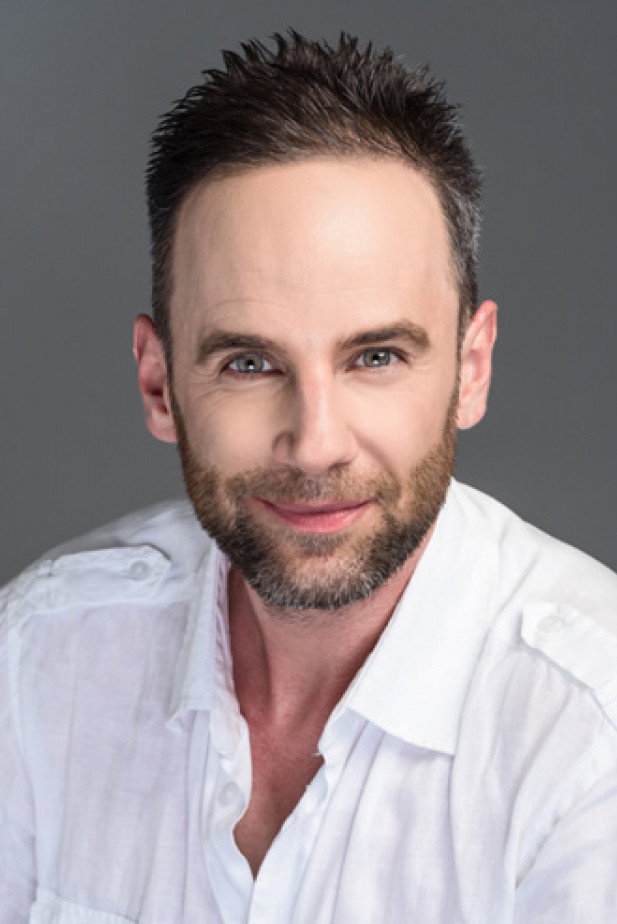 Járai Máté as Bence in 200 First Dates