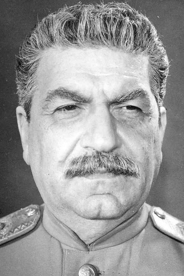 Գեորգի Սահակյանը as Stalin in The Ship of Look-Alikes