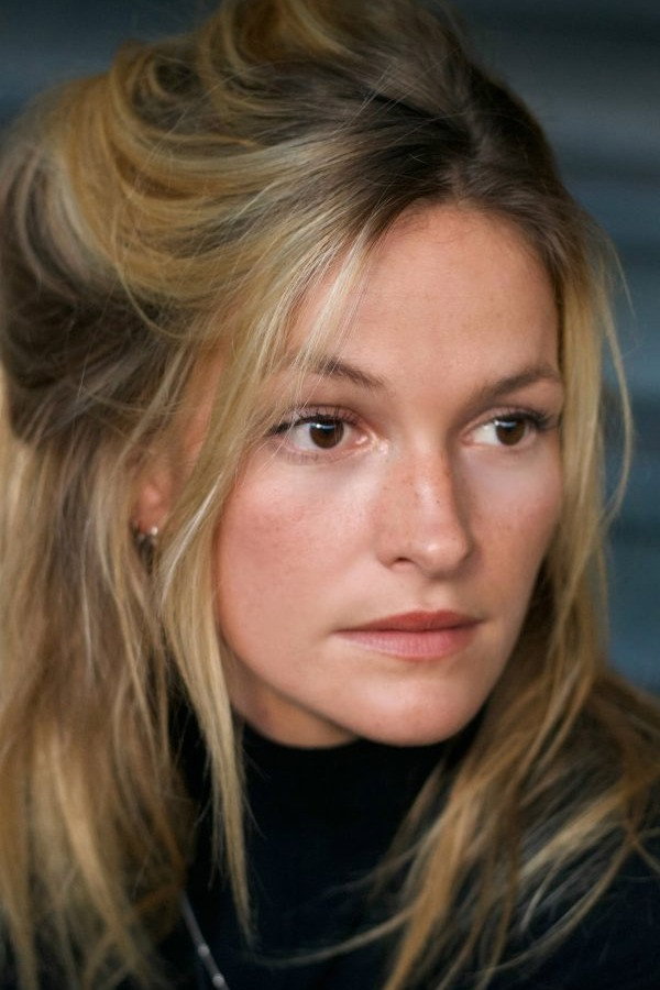 Teunie de Brouwer as Emma in Sihame