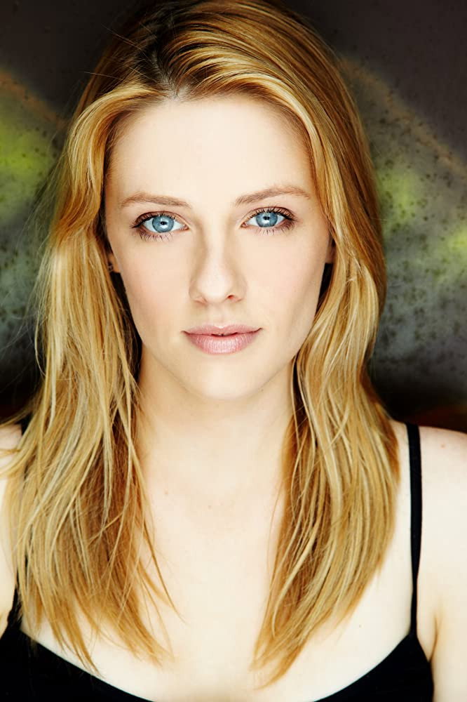 Stephanie King as Sienna in Hand of Art
