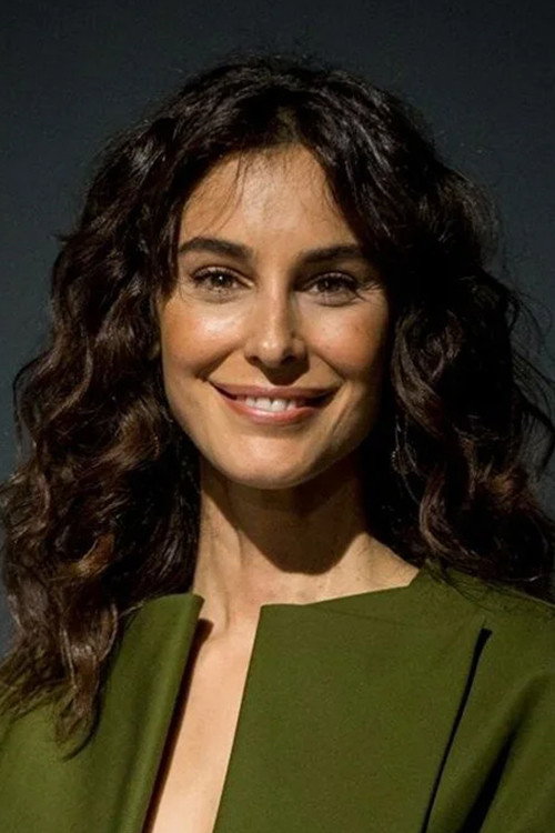 Arzum Onan as Sahra in Sahra