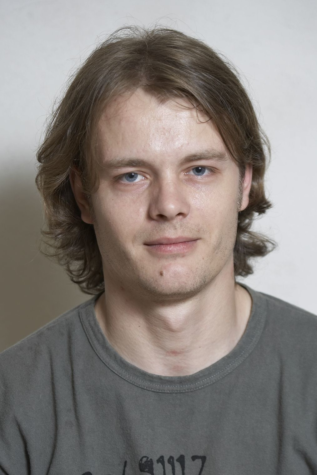 Răzvan Hîncu as Gardian III in Red Gloves