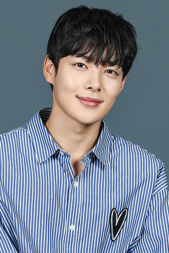 김민기 as Kang Joon in Adult Trainee