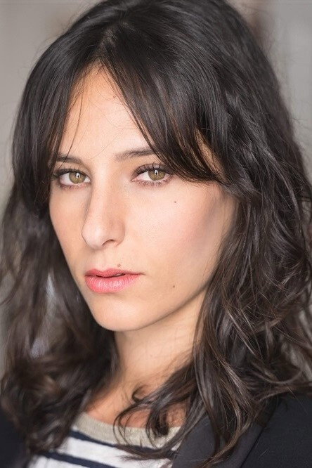 Adèle Galloy as Manon in Soeurs
