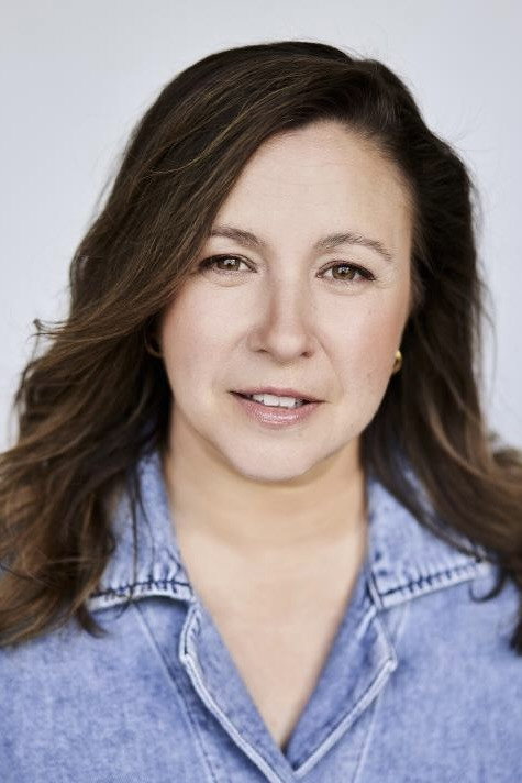 Jessica Barker as Estelle in Oui, allô! Estelle?
