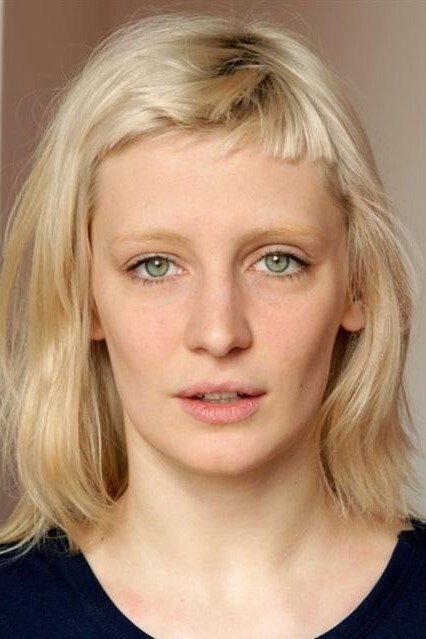 Lucie Debay as Paula in Lola Pater