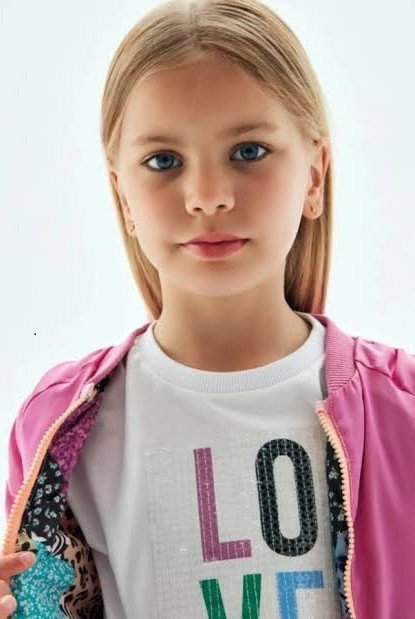 Alya Sude Mazak as Özge Konar in Promise of the Heart