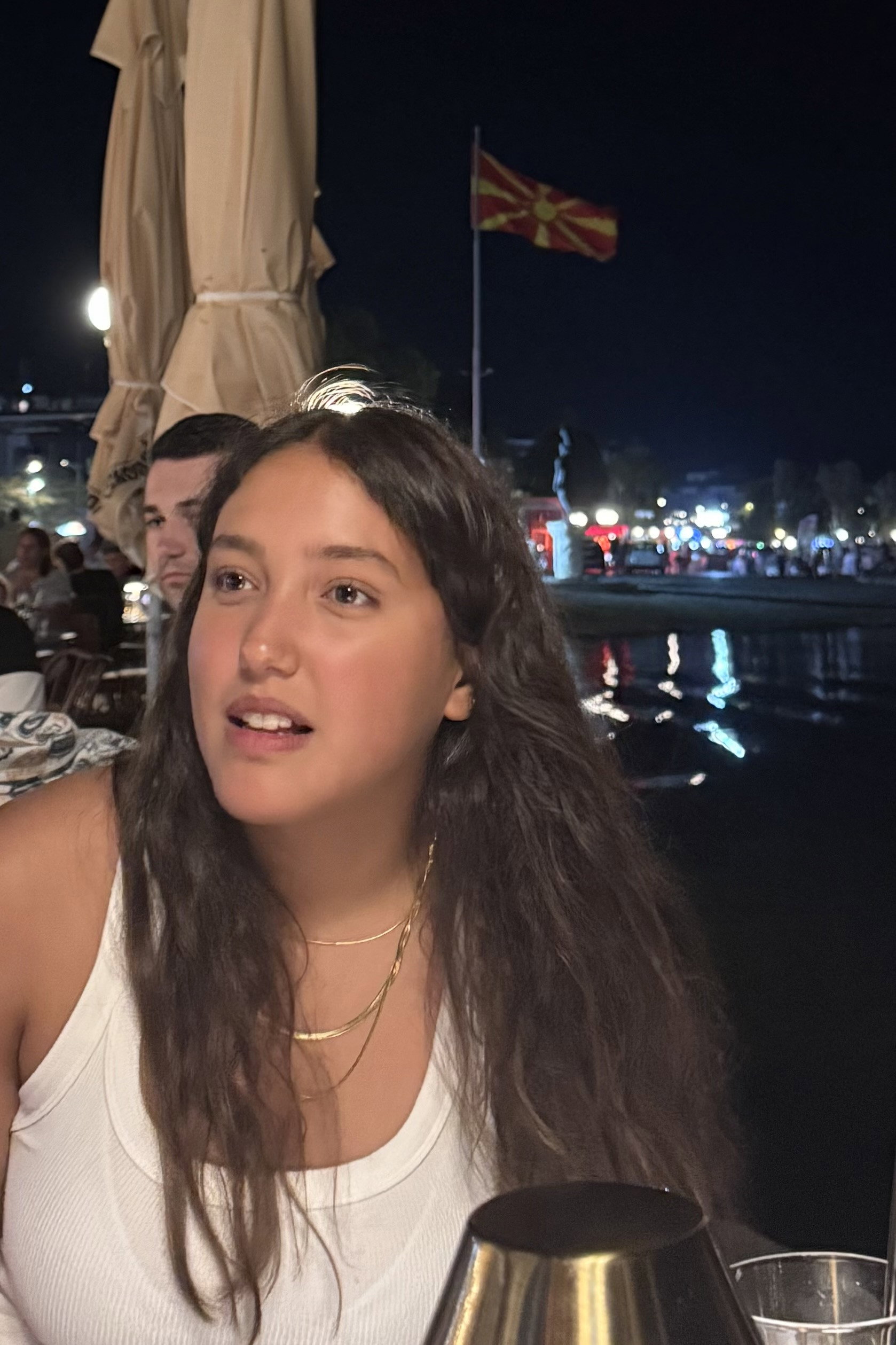 Mia Azambuja as Nadia in La Colonie de Vacances