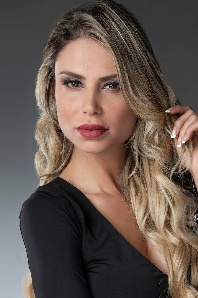 María Alejandra Pinzón as Paola Pizarro in Sin senos sí hay paraíso