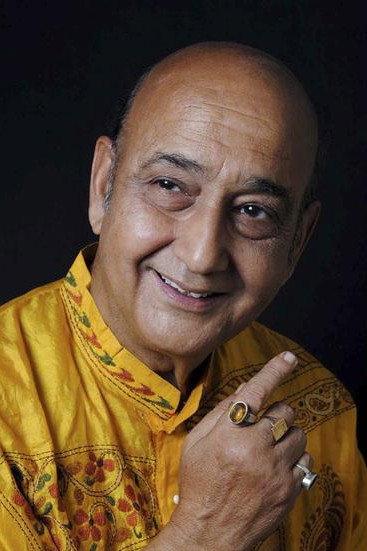 Bibhu Bhattacharya as Lalmohan Ganguly (aka. Jatayu) in Jahangirer Swarnamudra