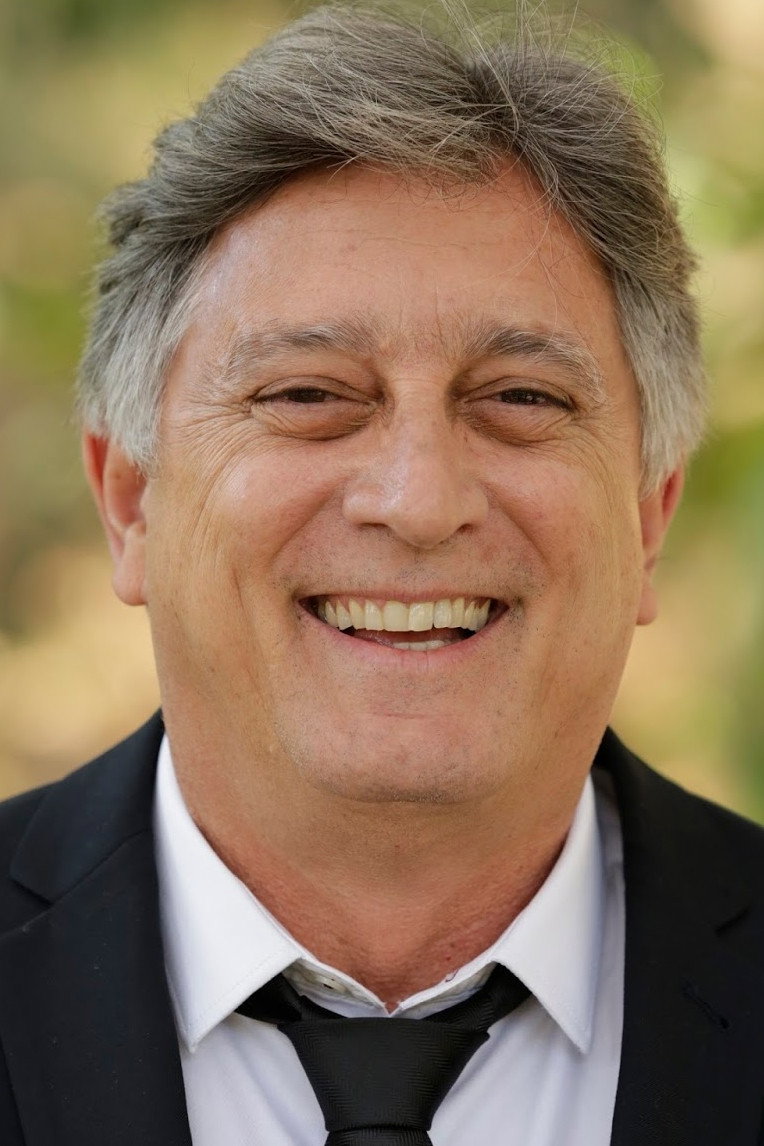 Eduardo Galvão as Arthur Carneiro in Caça Talentos