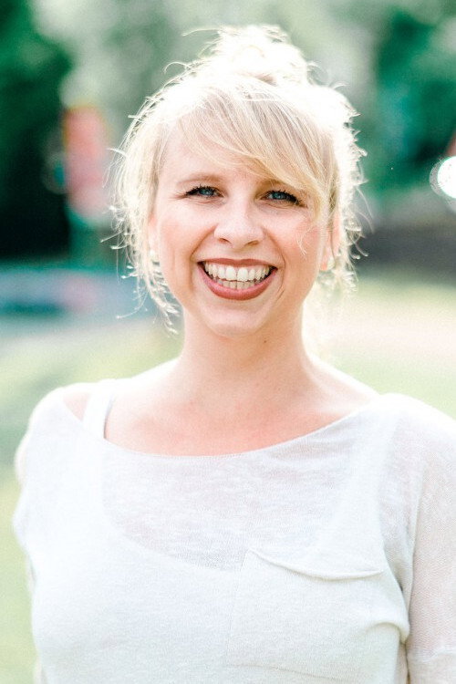 Fabienne Hesse as Maris in Meine Mutter und plötzlich auch mein Vater