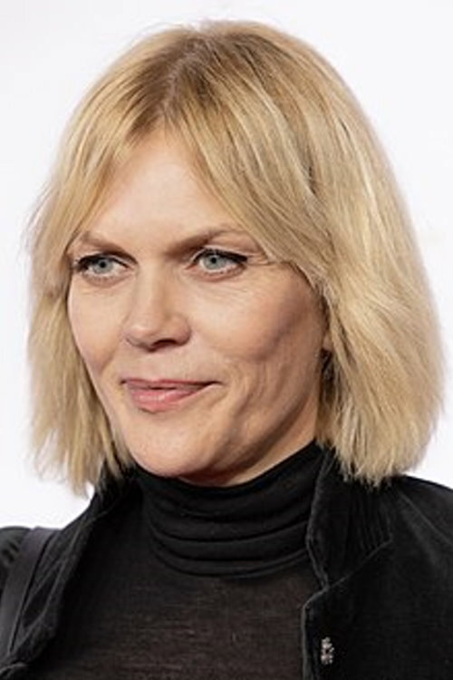Anna Loos as Angelika in Der Liebe entgegen