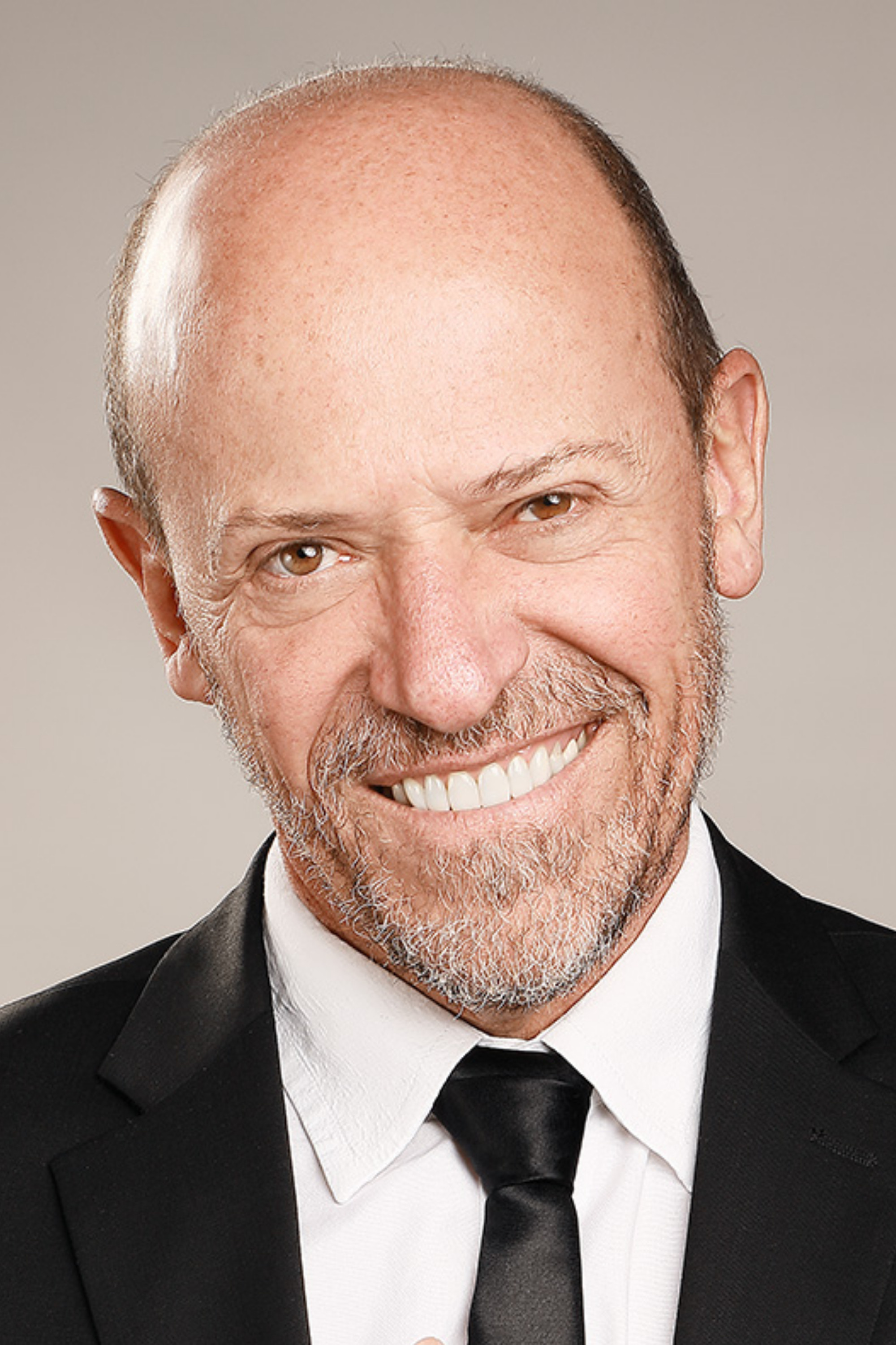 Diego Trujillo as Emilio Iriarte in Los Reyes
