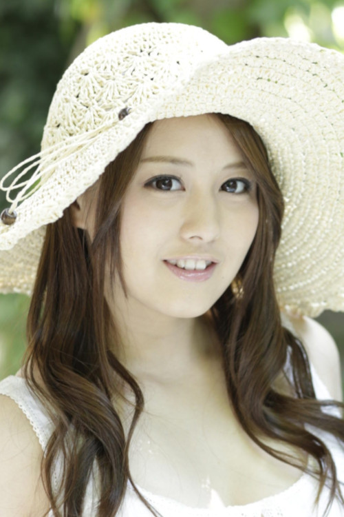 伊東紅 as Yuri Kotobiki in A Peephole