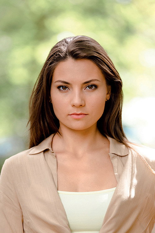 Антоніна Хижняк as Karina in Train to Christmas