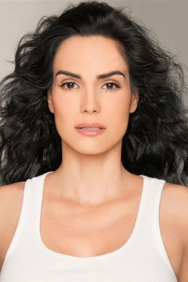 Scarlet Ortiz as Ana Paula in Amores que engañan