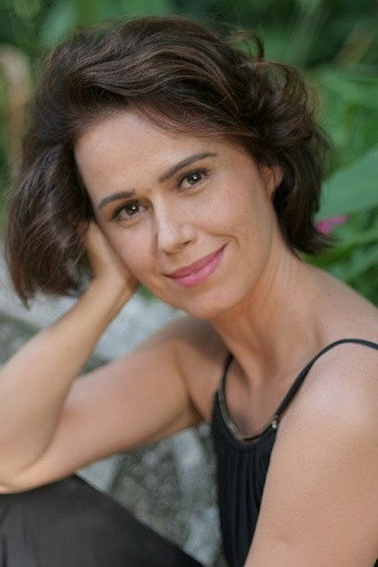 Susana Ribeiro as Mirinha in Two Irenes