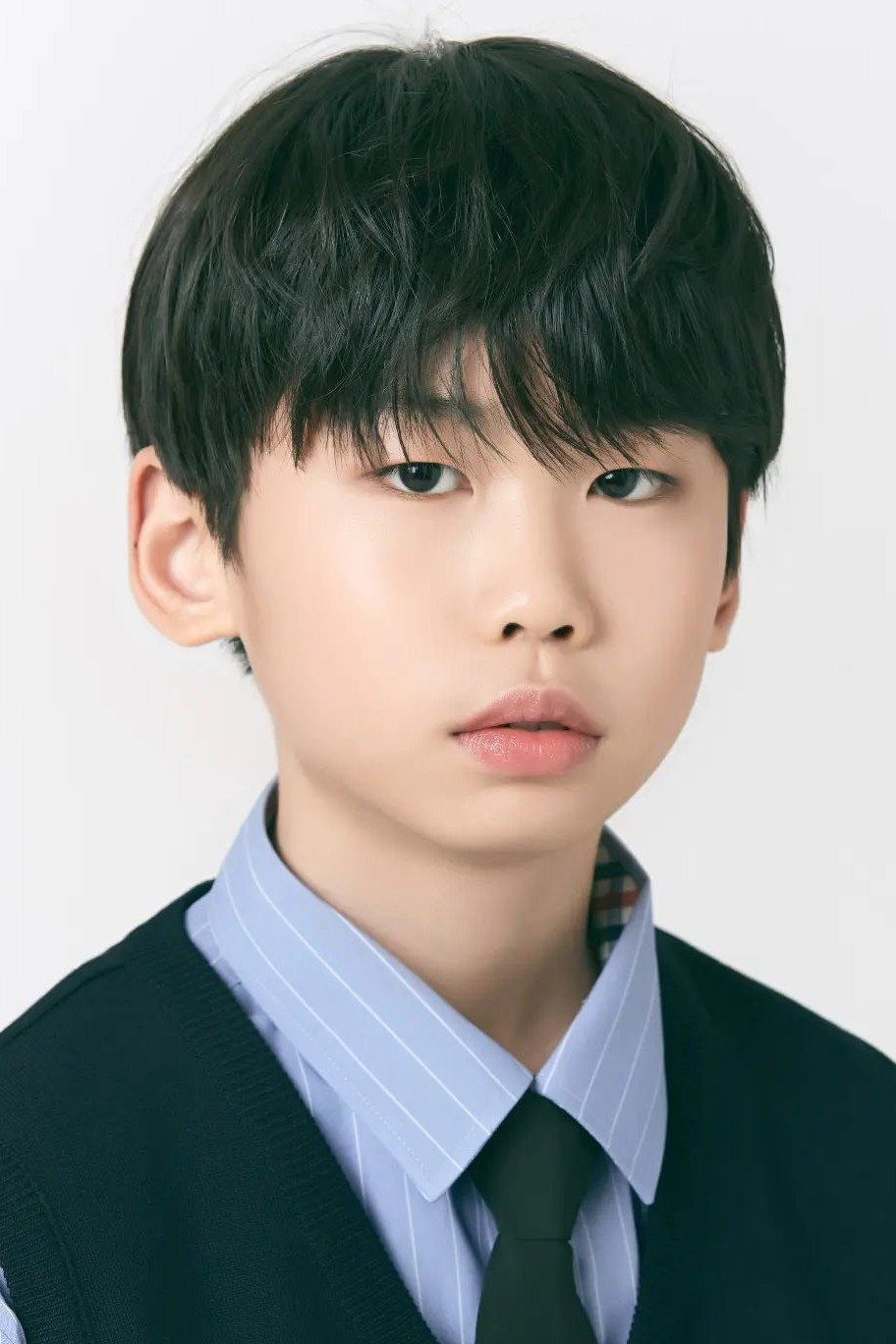 최우록 as Young-jun in When This Summer is Over
