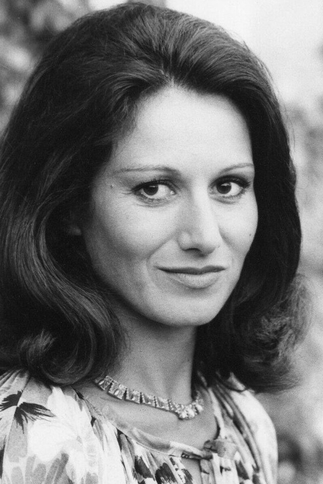 Mireille Audibert as La jolie dame de Paris in Richelieu