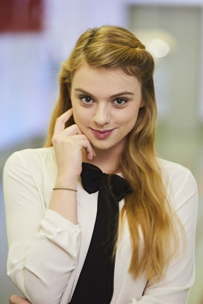 Štěpánka Ligas as Laura Horová in Táta v nesnázích