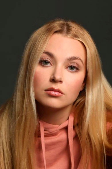 Irene Ferreiro as Claudia in Piggy