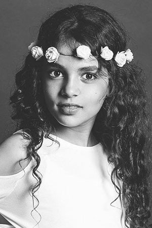 Alessia Manicastri as Anna in Mia