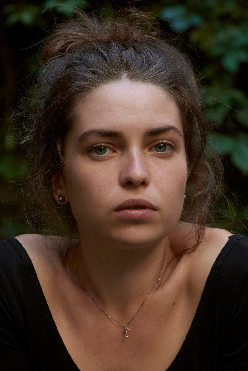 Ester Kuntu as Gal in The End of the Chain