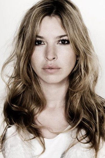 Tara Elders as Anne in Medea