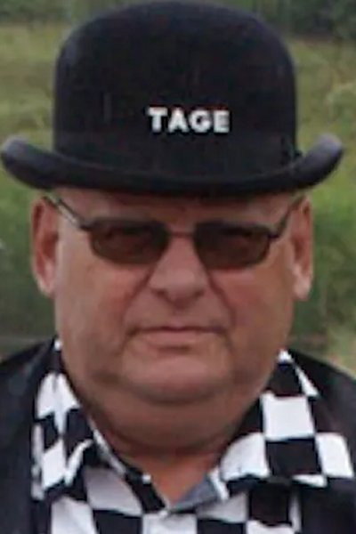 Tage B. Hansen as Kommentator in ZULU Djævleræs