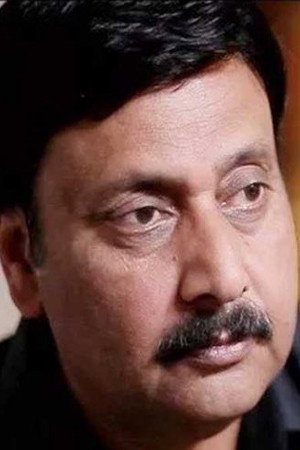 Waseem Abbas as Laraib's Father in Ladoon Mein Pali