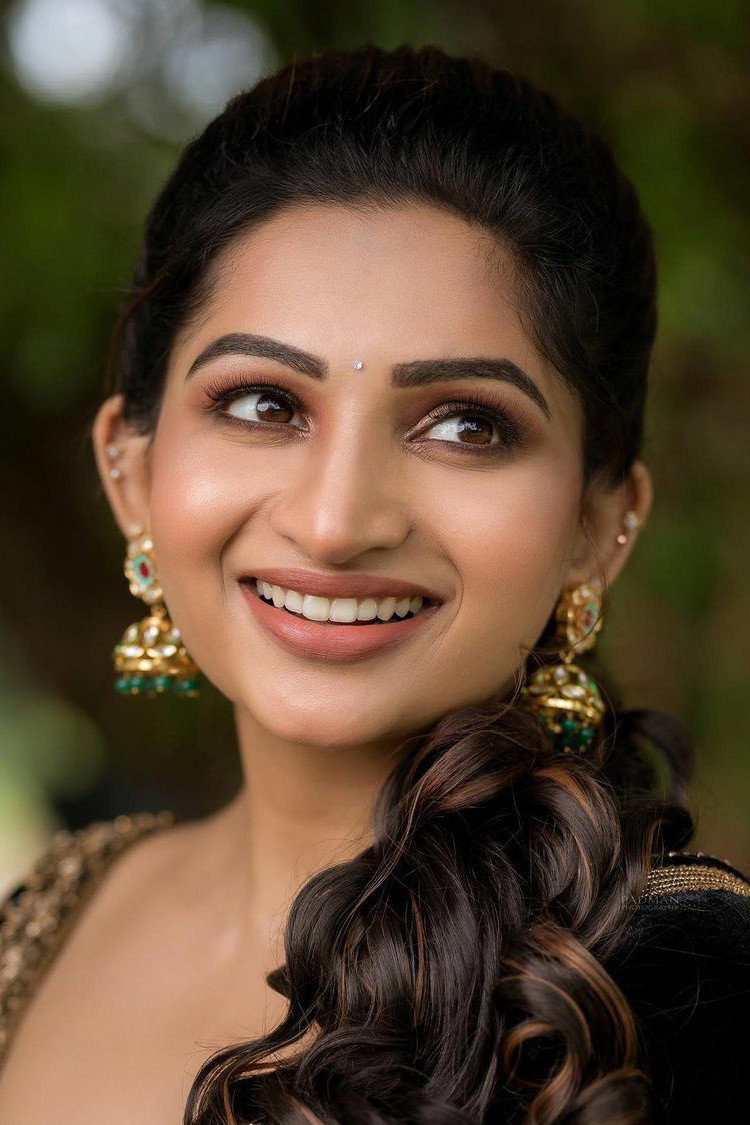 Nakshathra Nagesh as RJ Divya in Hey! Sinamika