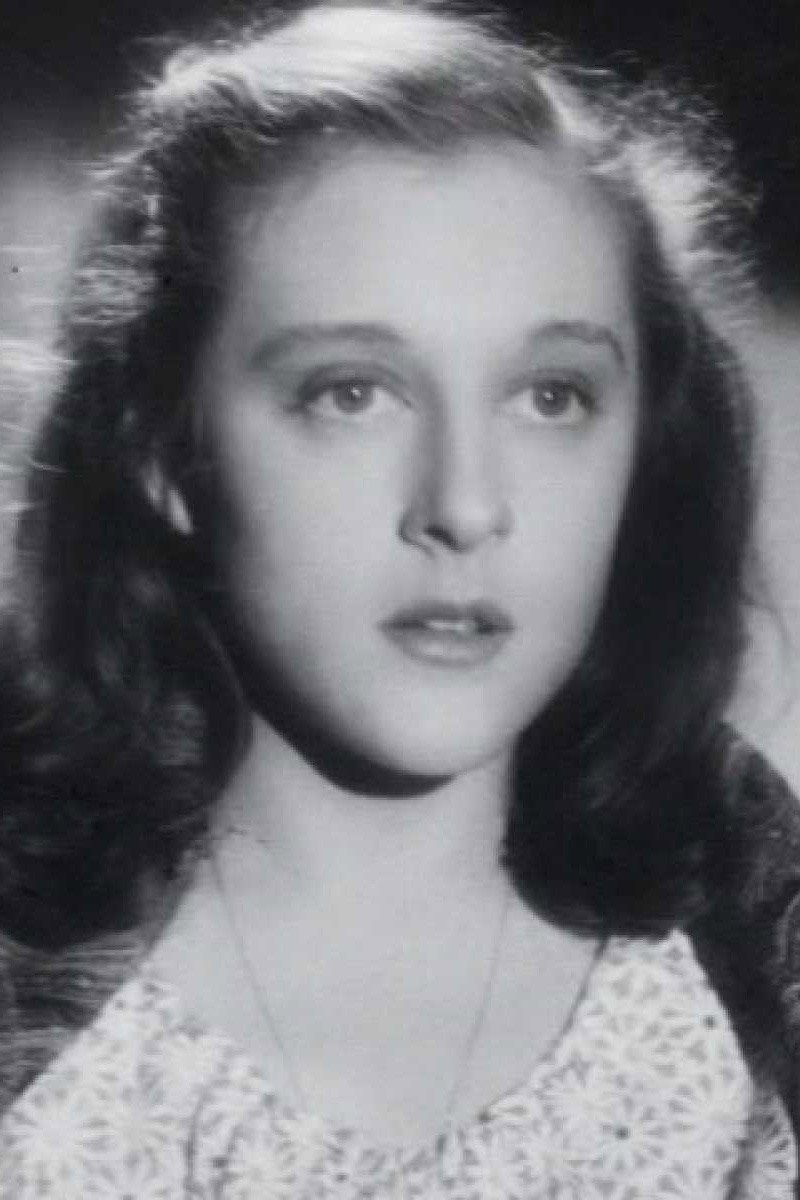 Irene Gutiérrez Caba as Doña Matilde in Viva la clase media
