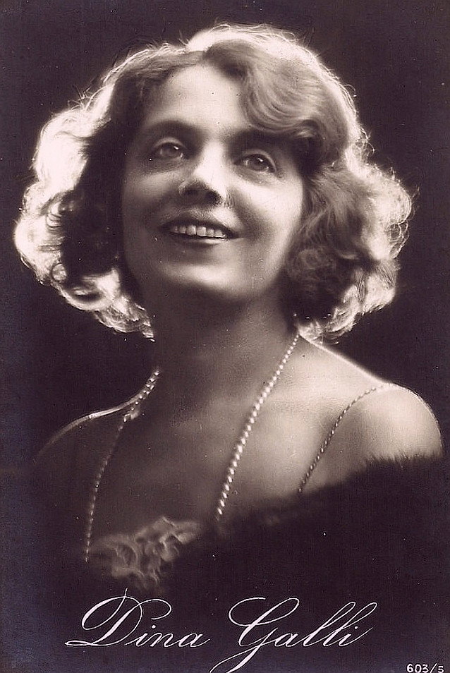 Dina Galli as Zia Giulia in La zia smemorata