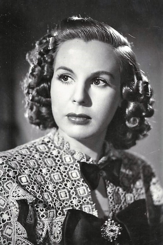 Blanca de Silos as Isabel Churruca in Raza