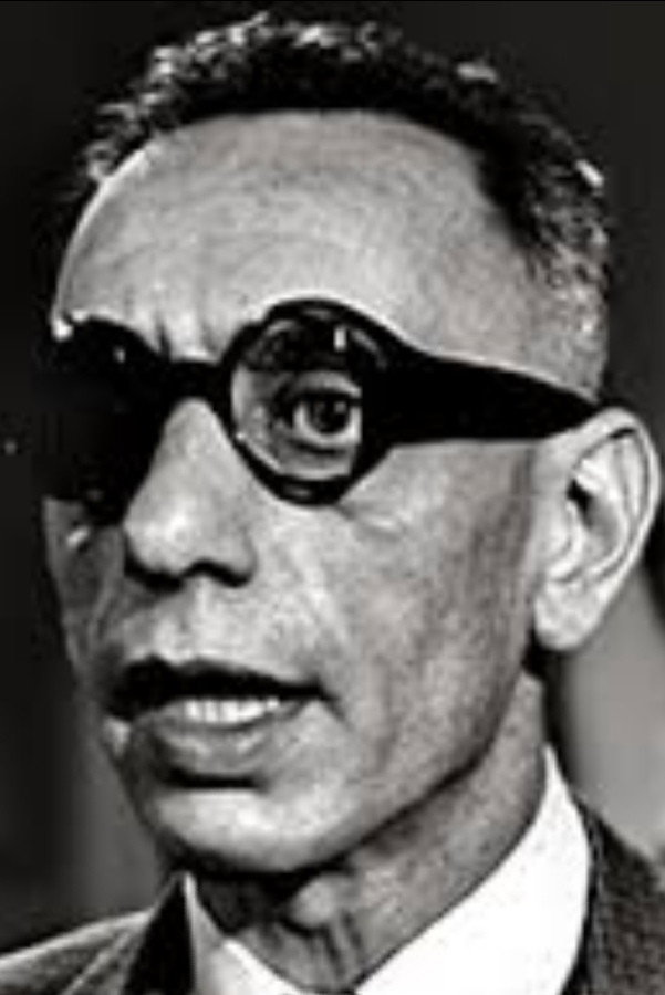 Giuseppe Fortis as Commander Green in Beast in Space