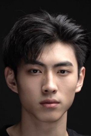 李昱潼 as Zhou Yu in 她靠修仙在现代风生水起