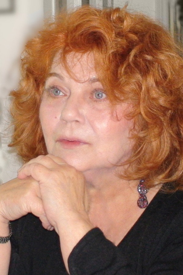 Cécile Vassort as Valérie in Adieu, je t'aime